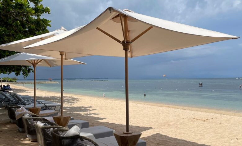 峇里島 Beach Club 日光床與陽傘——入場免費、日床才有低消