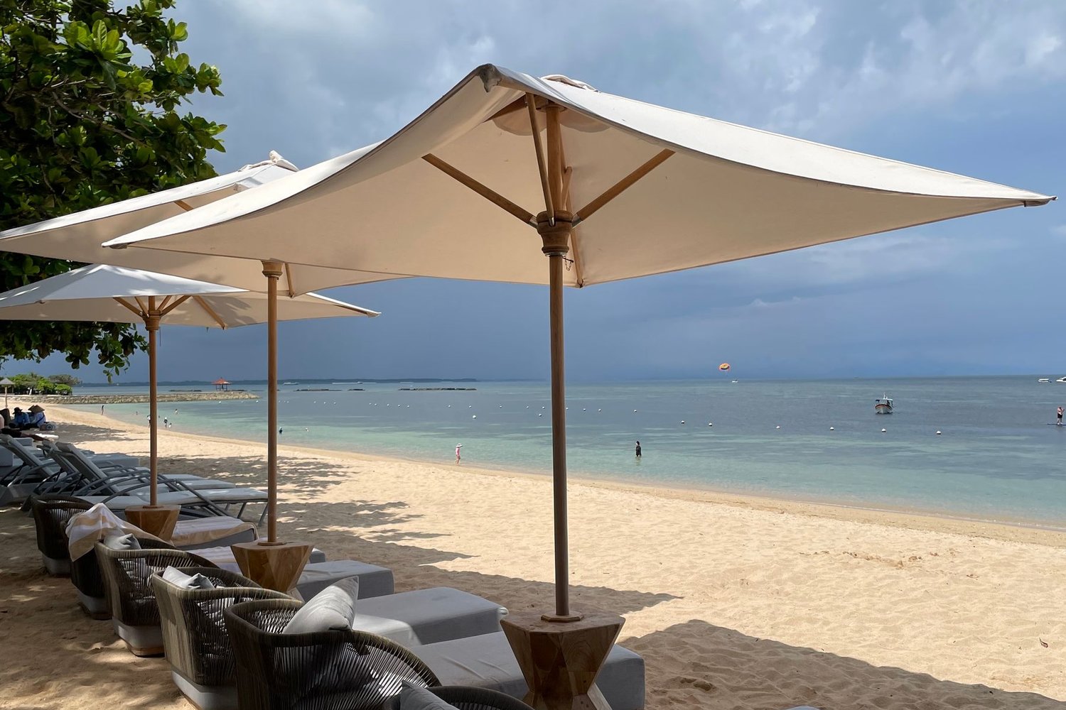 峇里島 Beach Club 日光床與陽傘——入場免費、日床才有低消