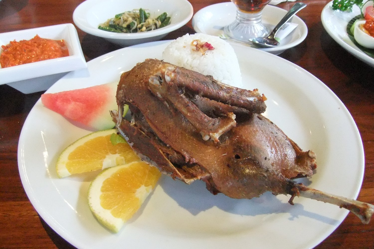 峇里島髒鴨餐 Bebek Bengil 酥炸鴨配白飯與參巴醬