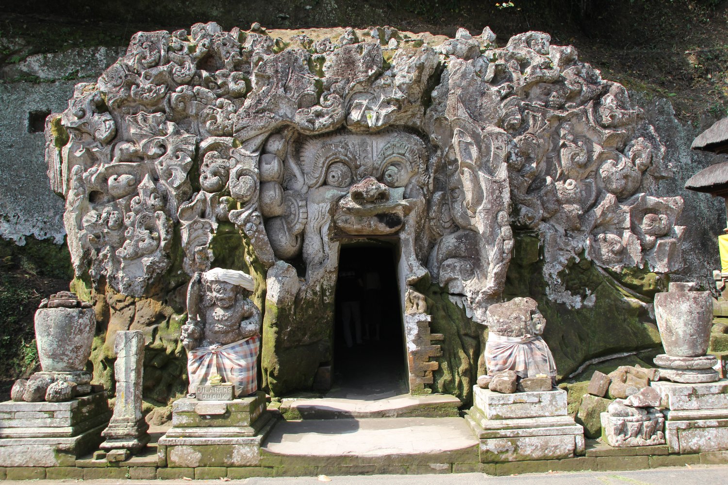 峇里島象洞 Goa Gajah 洞口的巨大石雕臉孔