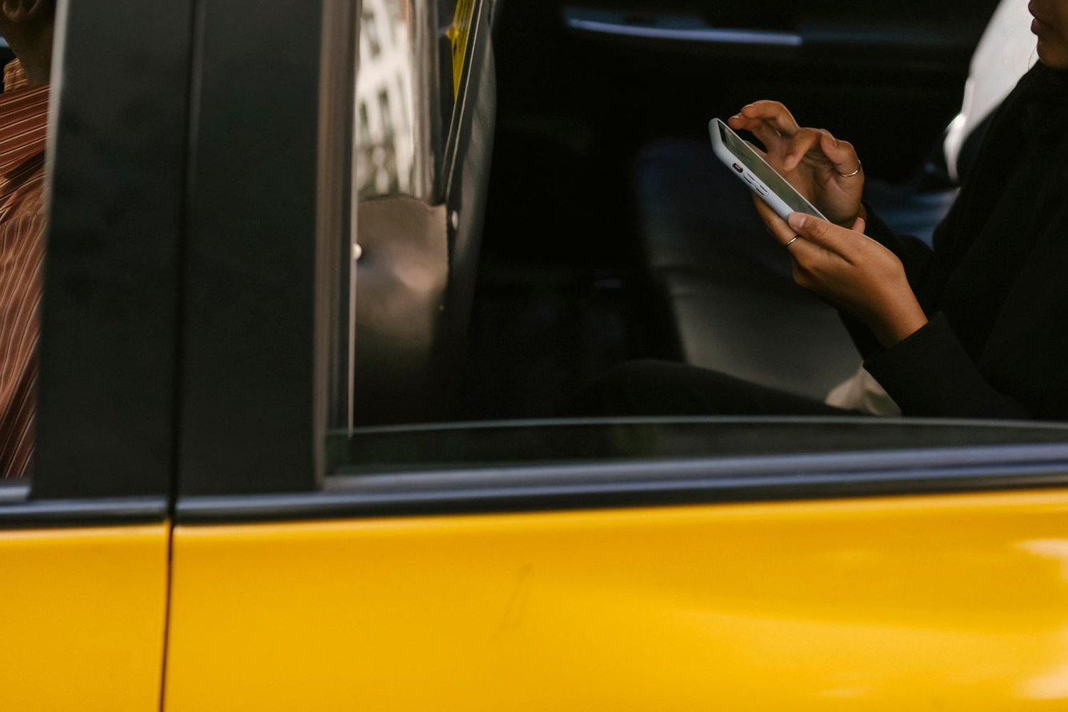 乘客在車上使用叫車 App——Grab 與 Gojek 是峇里島市區短程首選