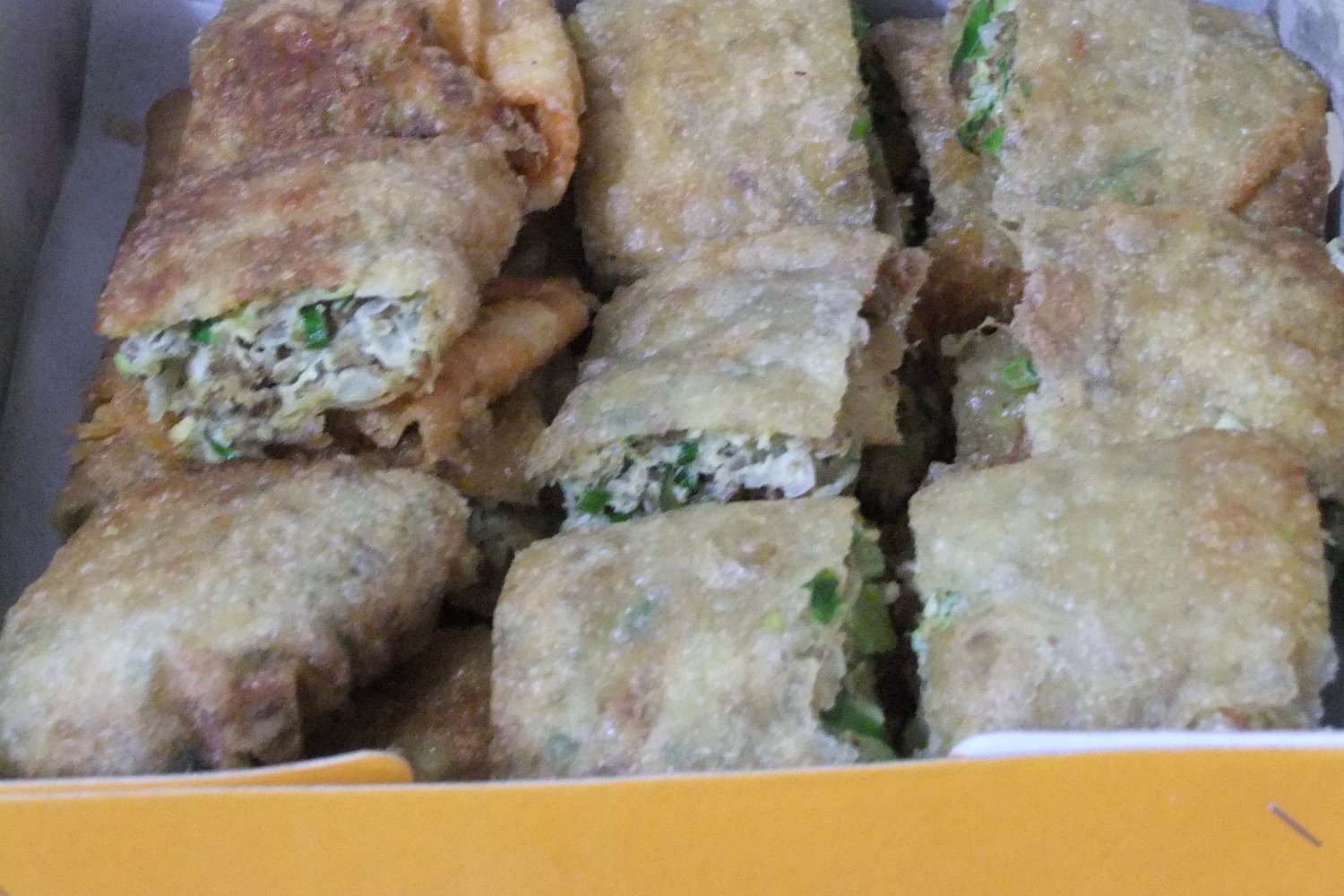 峇里島街頭小吃印尼蛋餅 Martabak 切塊後露出蔥與肉餡
