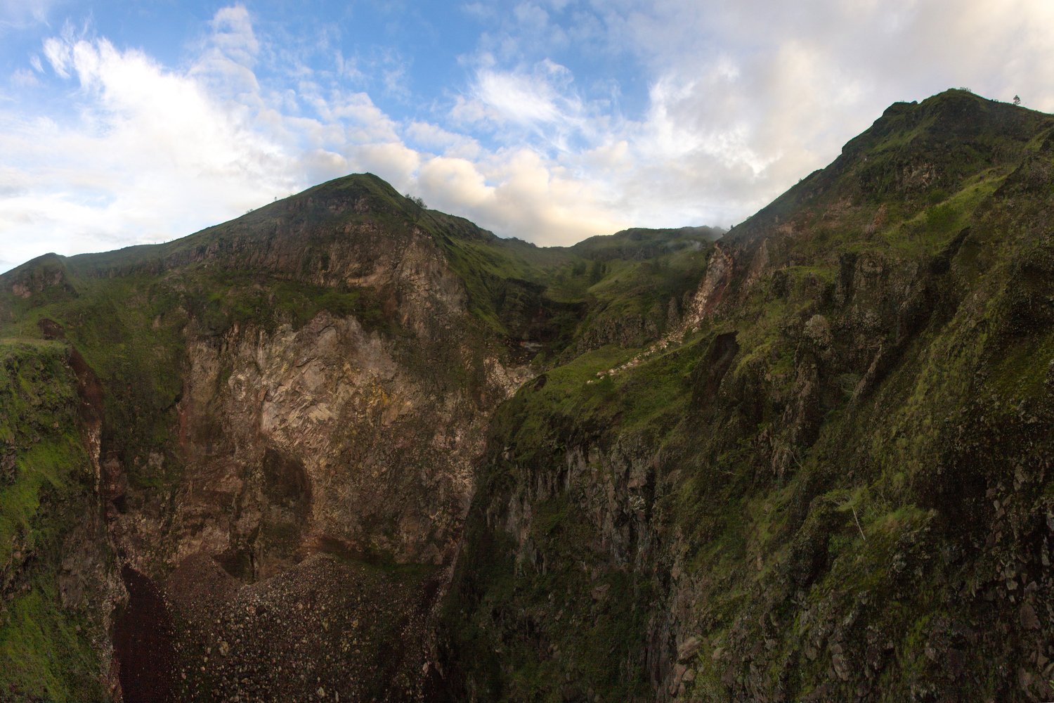 峇里島巴杜爾火山的火山口與環形山壁