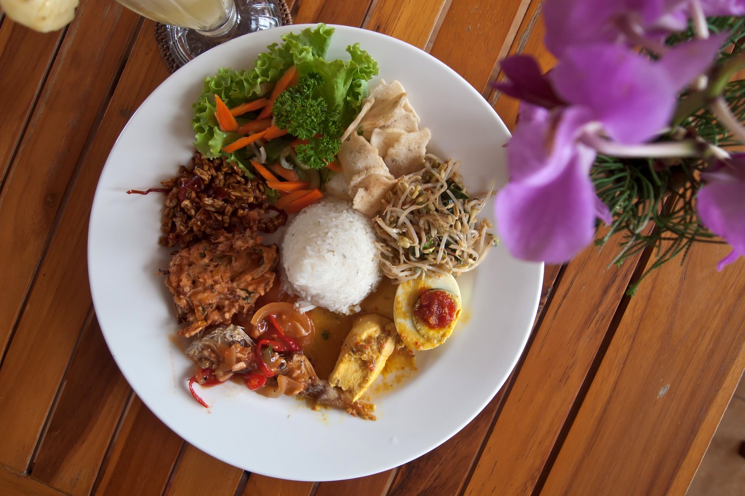 峇里島綜合菜飯 Nasi Campur 的多樣配菜拼盤