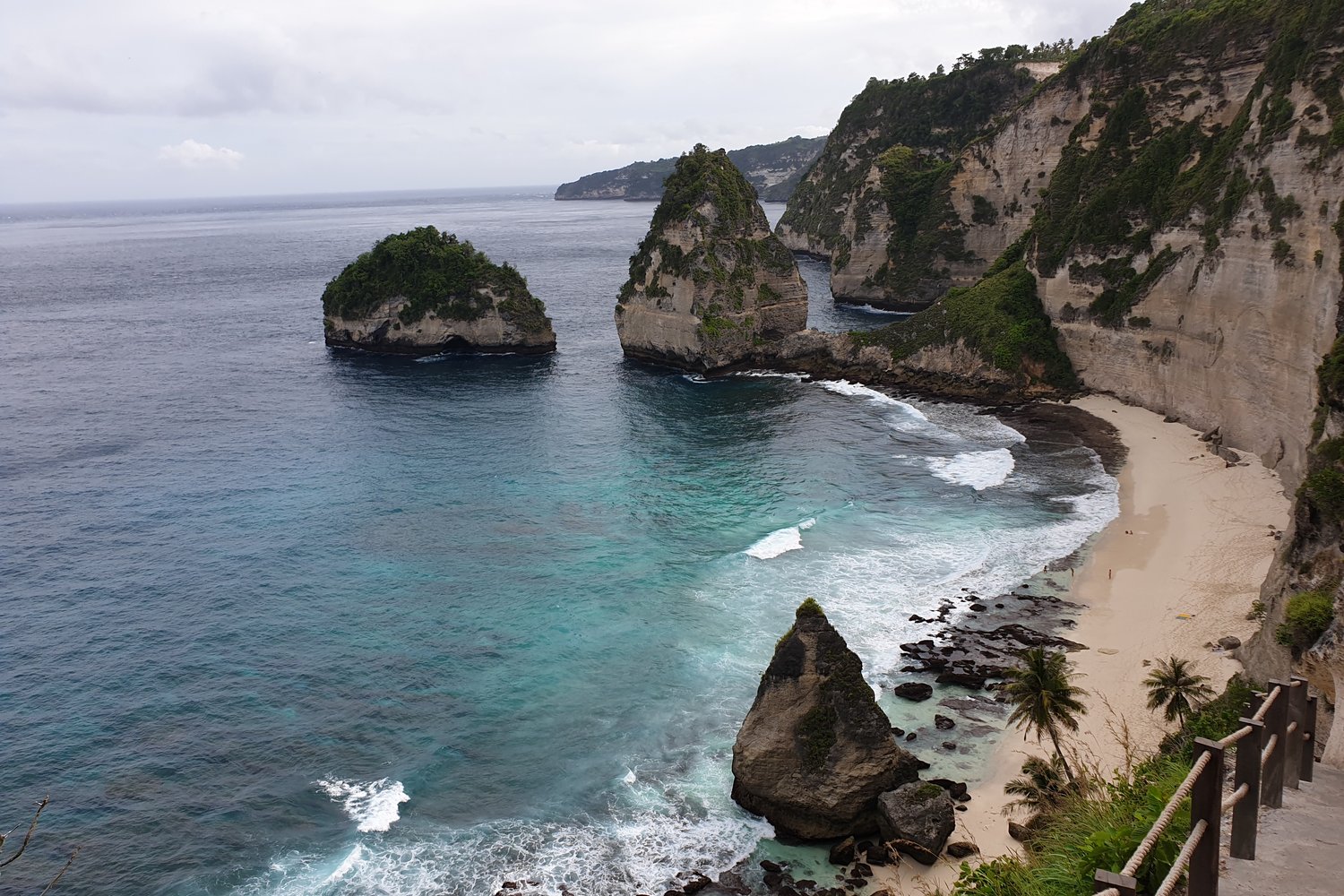 佩尼達島 Diamond Beach 東線懸崖與白沙灘