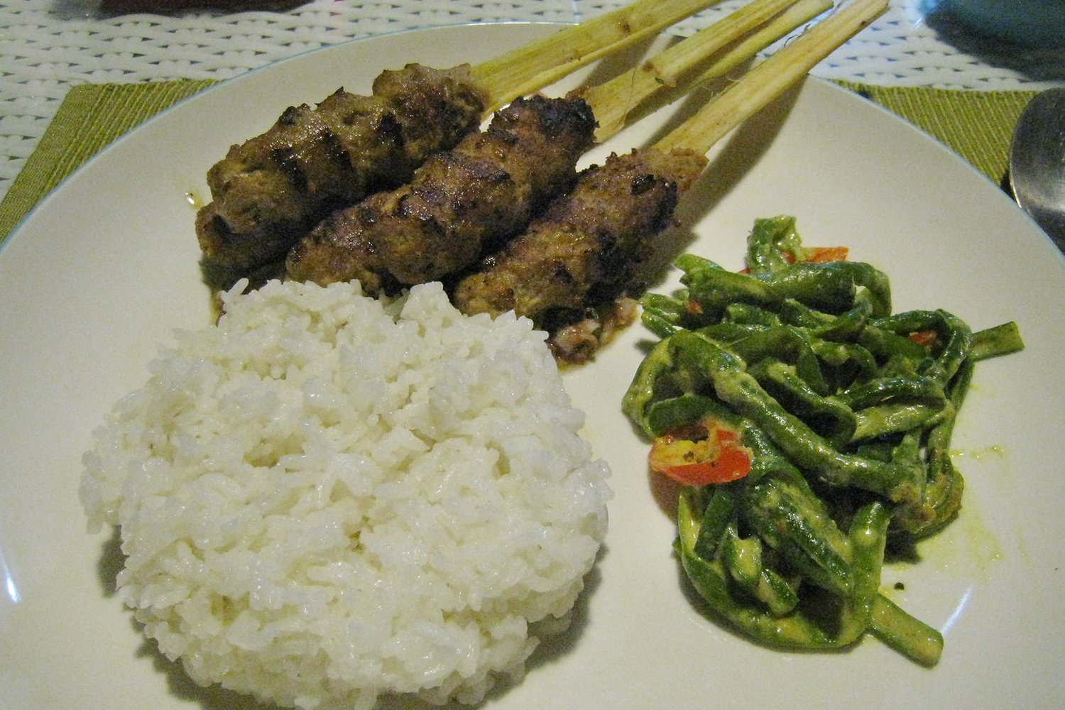 峇里島沙爹 Sate Lilit 與白飯、四季豆