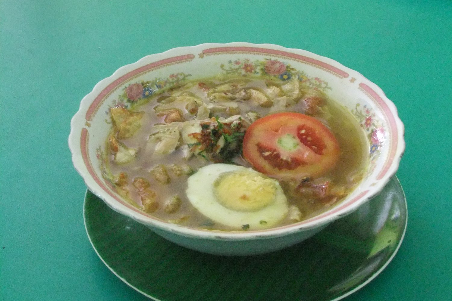 印尼索多雞湯 Soto Ayam 配水煮蛋與番茄