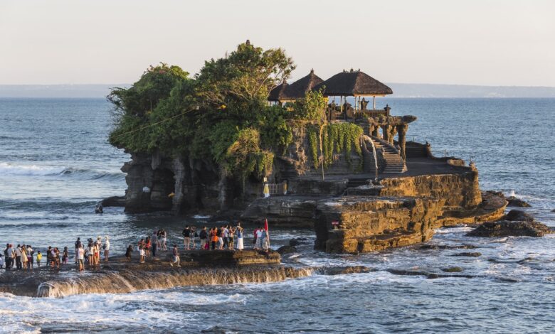 峇里島海神廟 Tanah Lot 黃昏時的海上廟宇與退潮步道