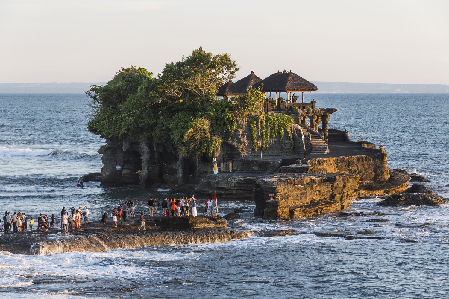 峇里島海神廟 Tanah Lot 黃昏時的海上廟宇
