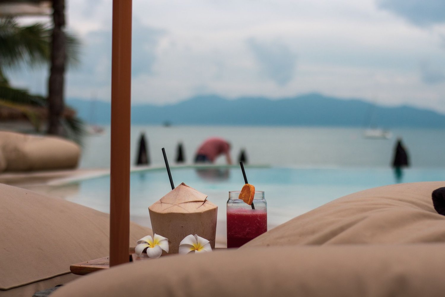 泳池畔調酒與椰子——日落檔是 Beach Club 的主戰場
