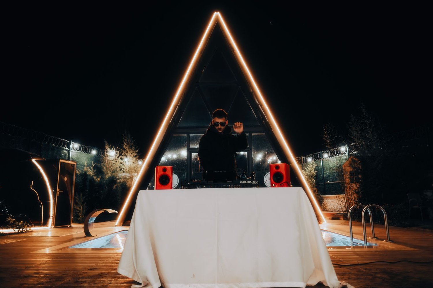 Beach Club 夜間泳池派對——長谷線的招牌氣氛