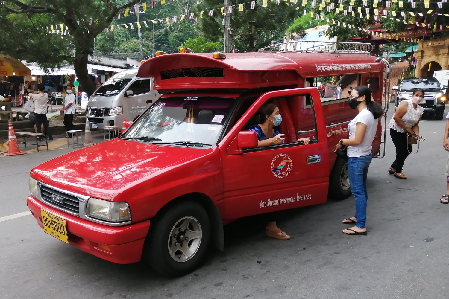 清邁市區紅色雙條車與候車乘客