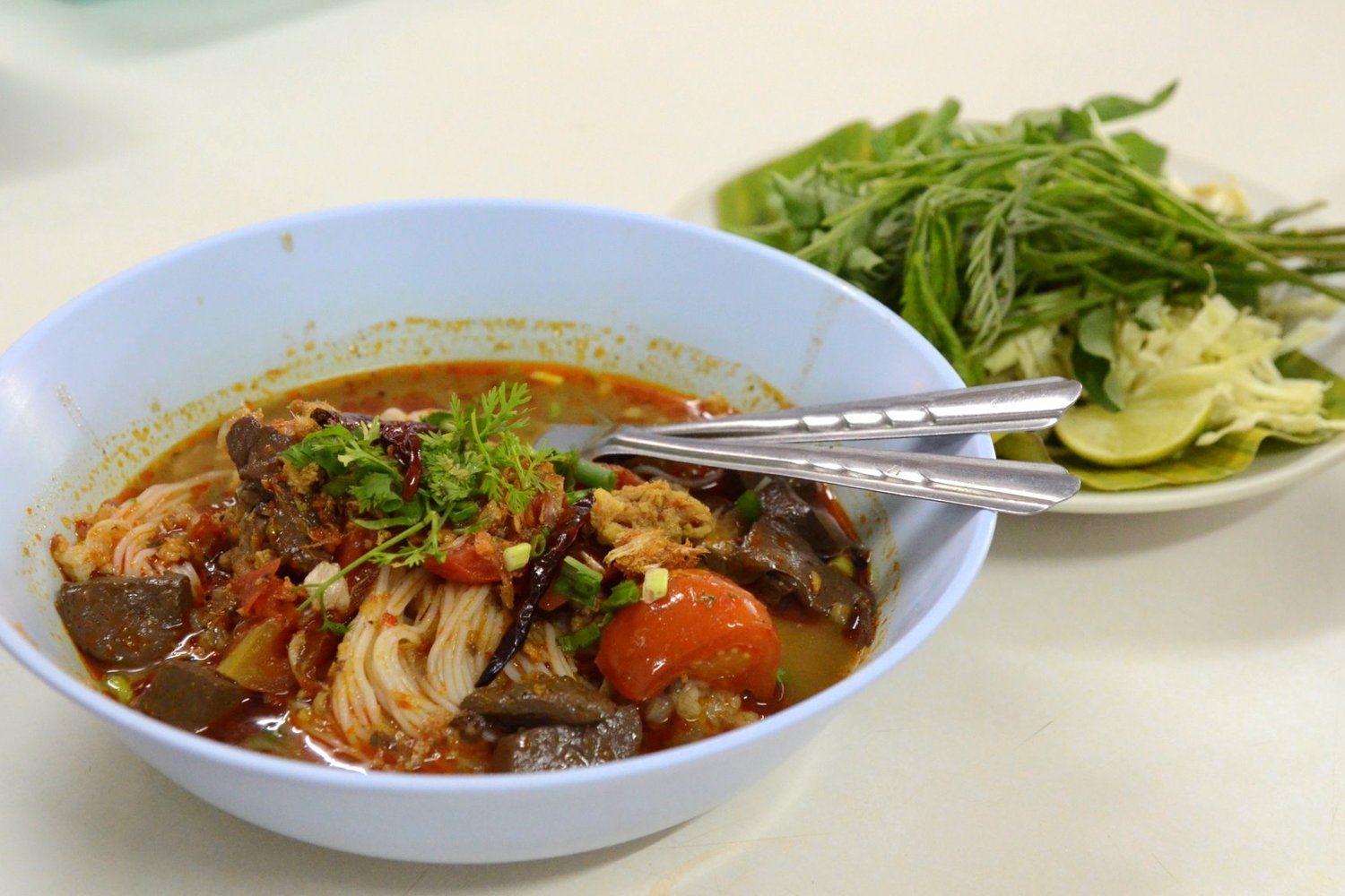 一碗米線 khanom chin nam ngiao 配生菜