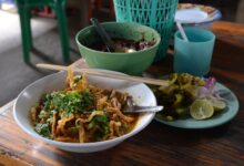 一碗清邁咖哩麵 khao soi 配酸菜與萊姆