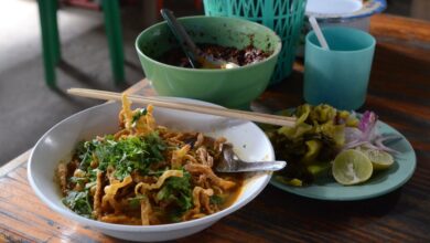 一碗清邁咖哩麵 khao soi 配酸菜與萊姆