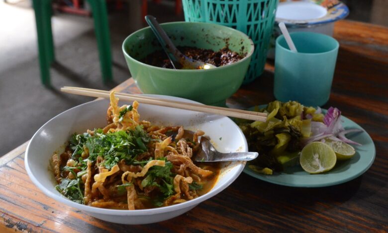 一碗清邁咖哩麵 khao soi 配酸菜與萊姆