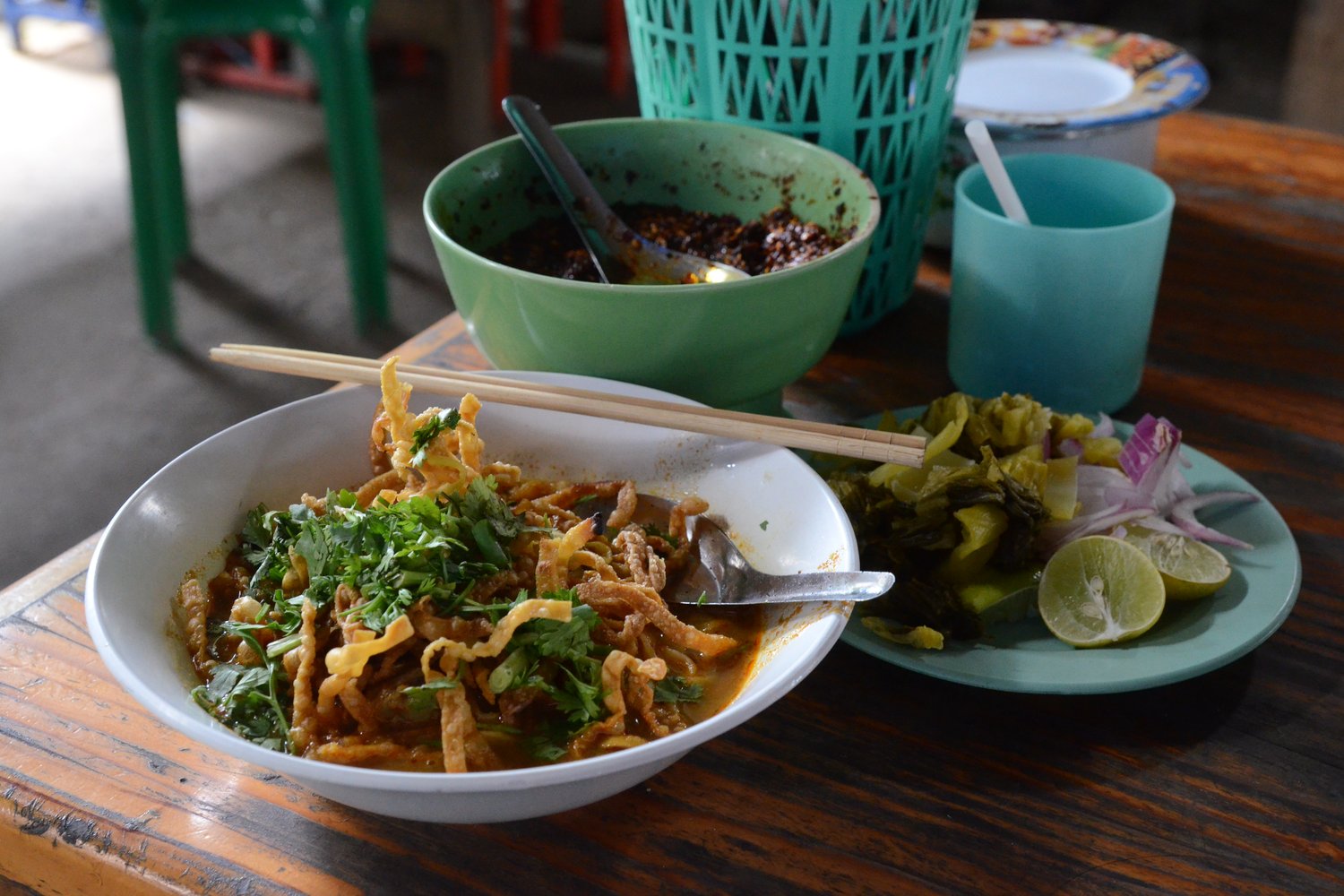 一碗清邁咖哩麵 khao soi 配酸菜與萊姆