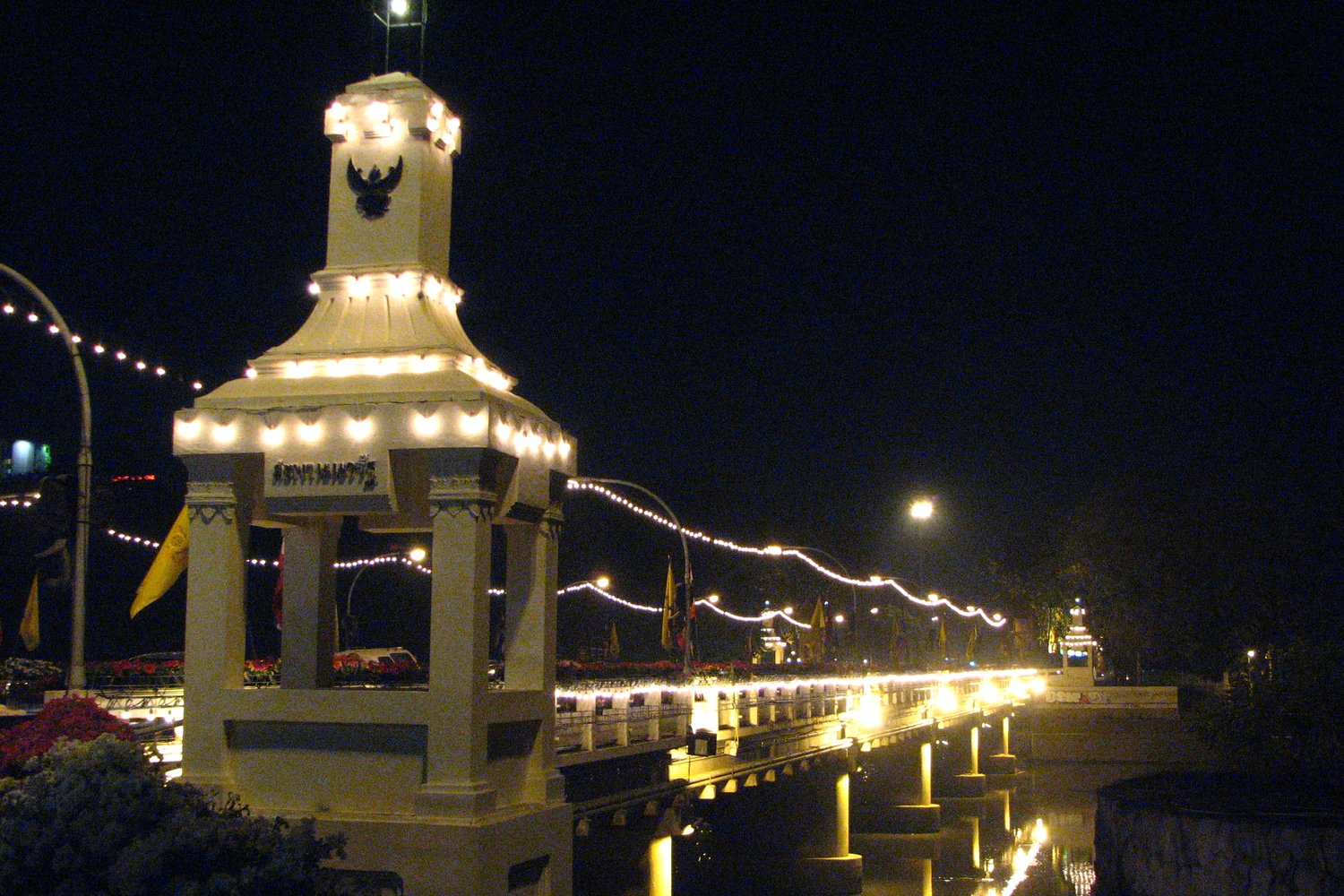 清邁濱河納瓦叻橋夜間亮燈與河面倒影