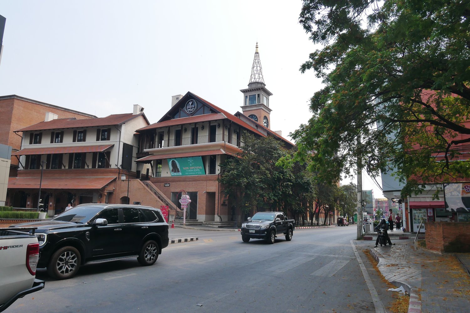 清邁尼曼區街道與 One Nimman 紅磚建築鐘樓