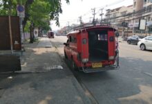清邁紅色雙條車在路邊排隊等客