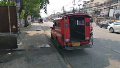 清邁紅色雙條車在路邊排隊等客