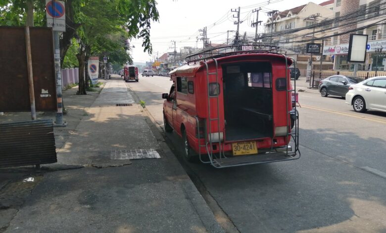 清邁紅色雙條車在路邊排隊等客