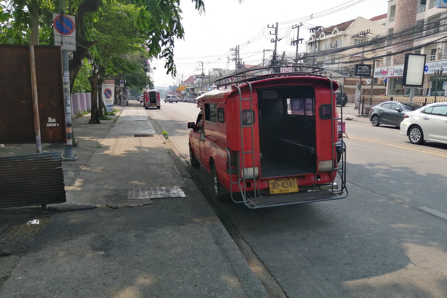 清邁紅色雙條車在路邊排隊等客