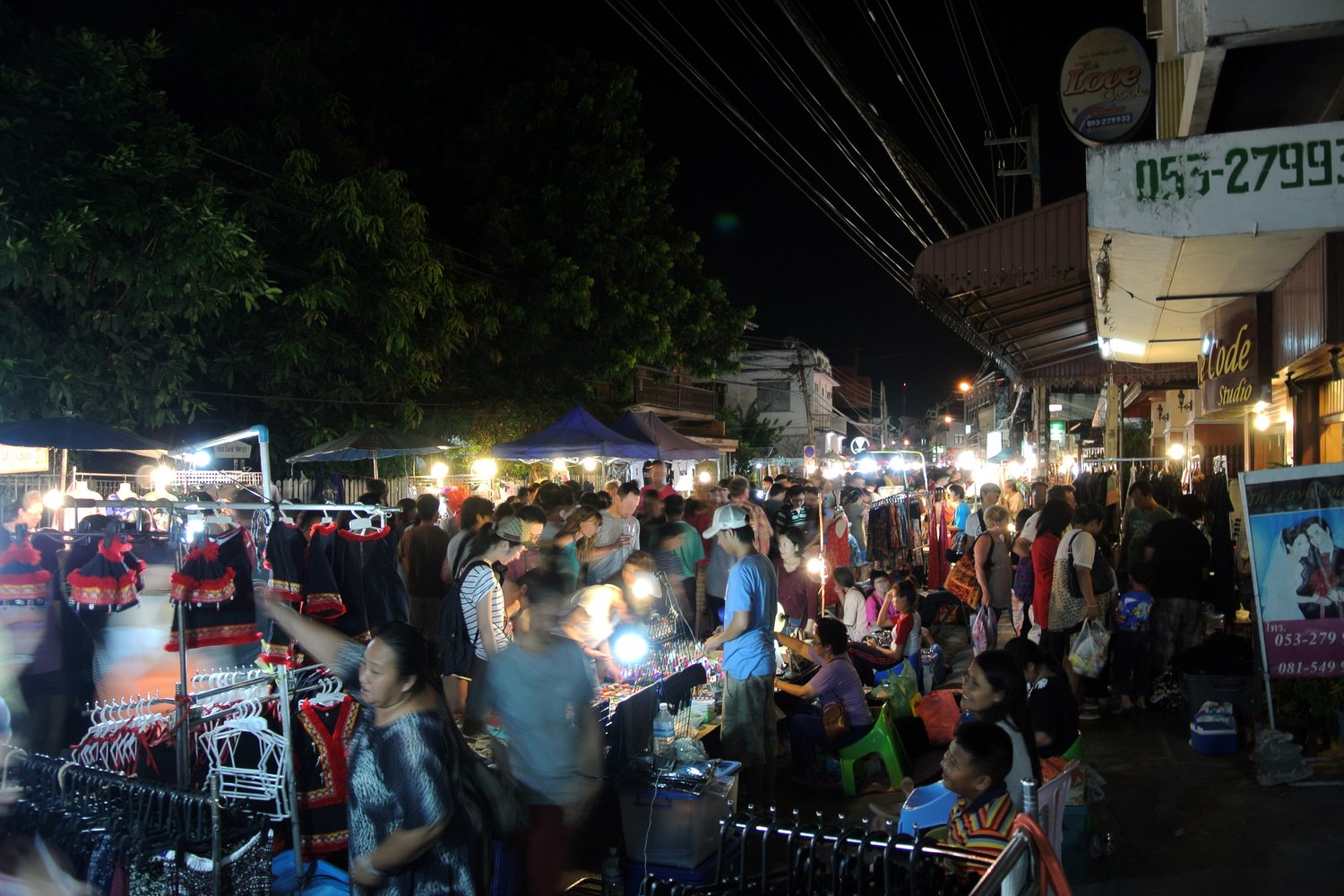 清邁夜市街道兩側攤位與人群