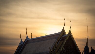 大皇宮屋頂尖塔在晨光下的細節
