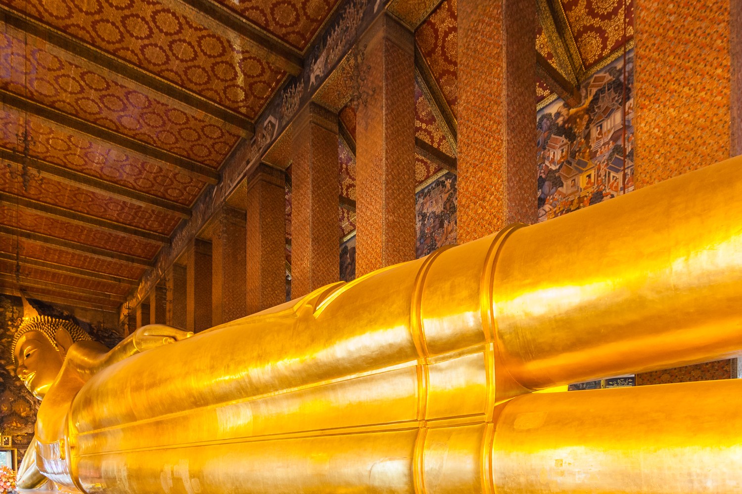 臥佛寺的傳統泰式寺廟建築群