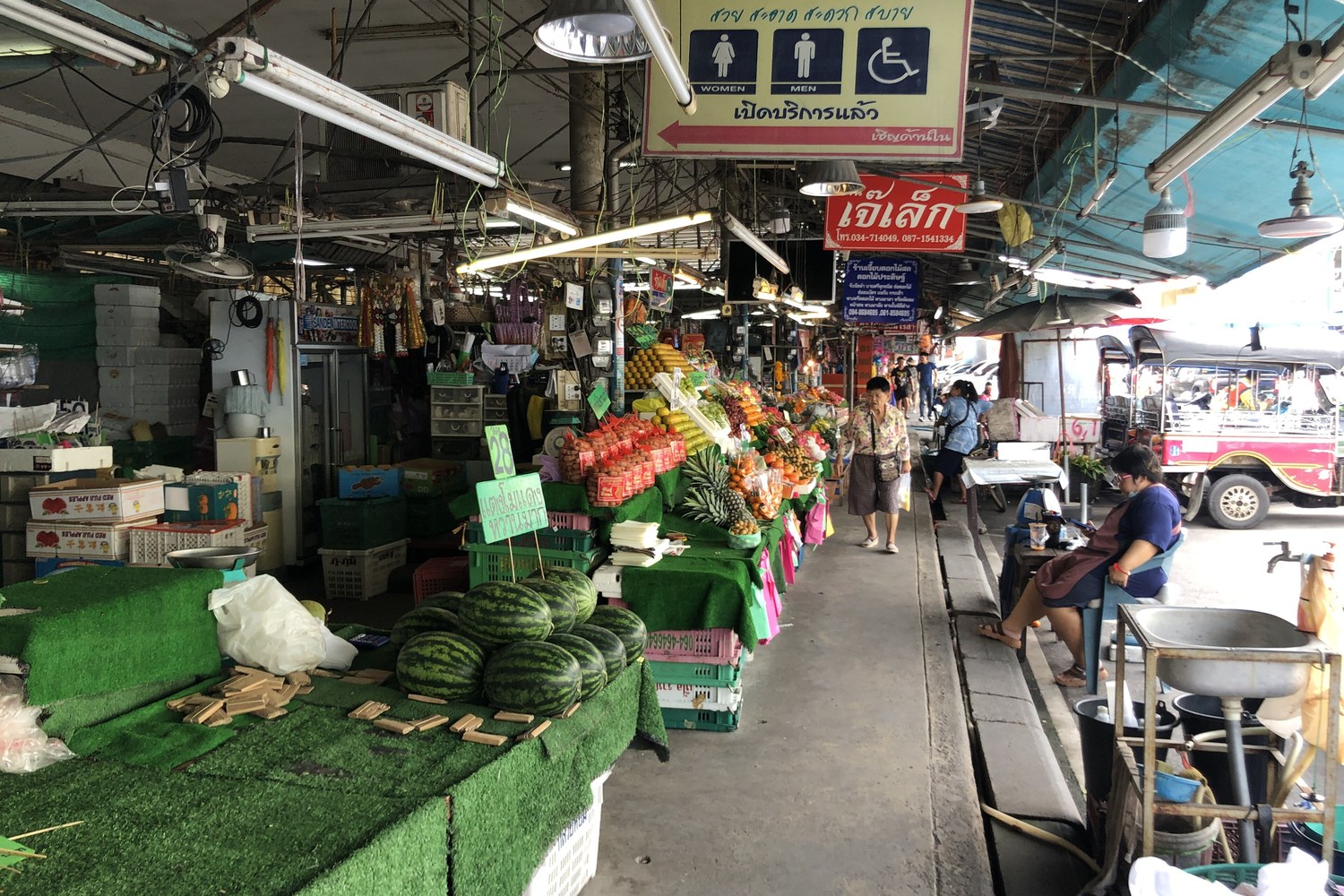 美功鐵路市場沿鐵軌兩側的攤位