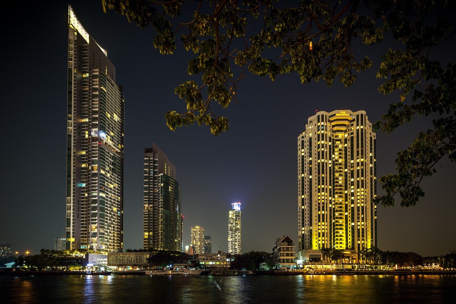 曼谷昭披耶河畔的夜景