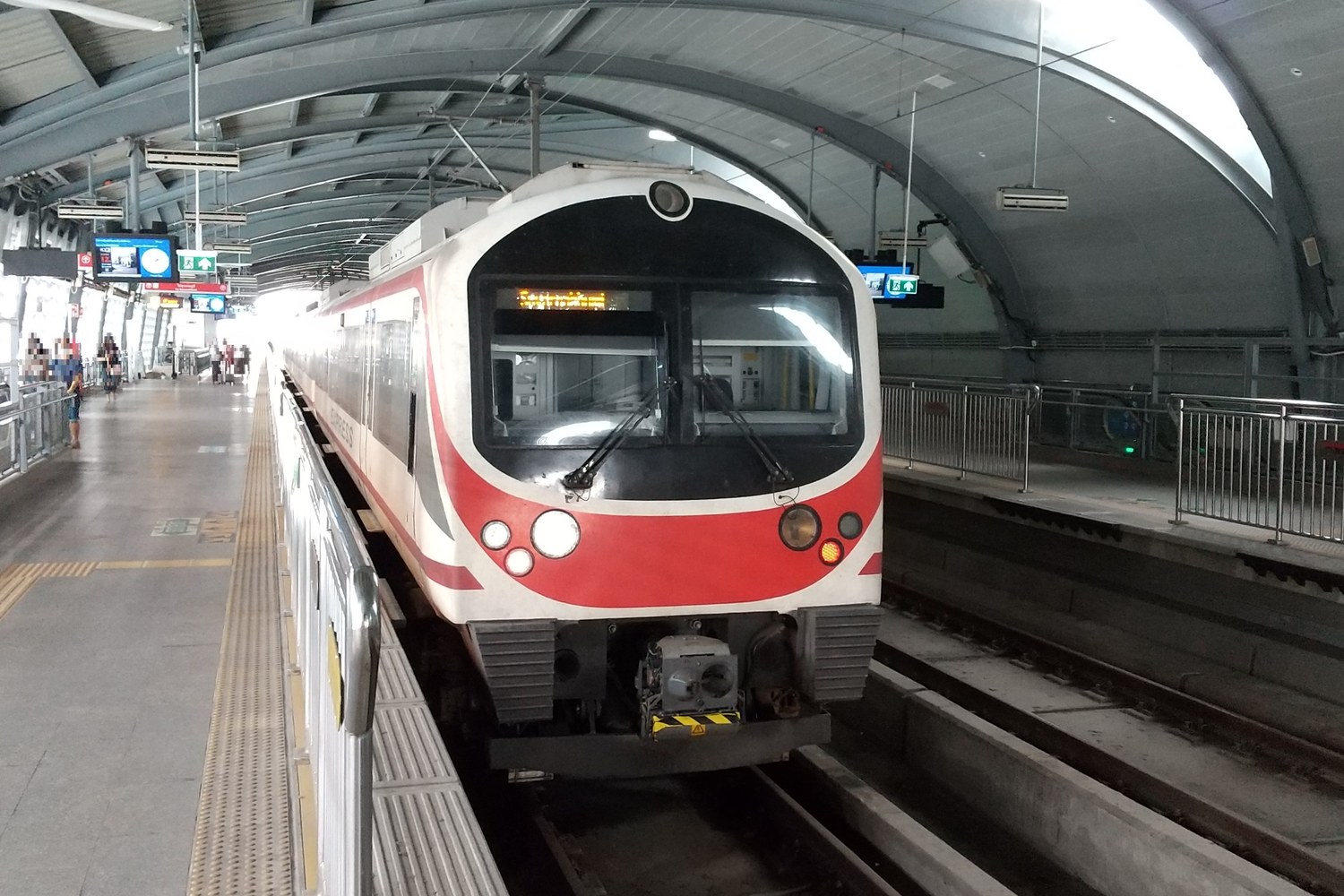 曼谷機場快線列車停靠帕亞泰站