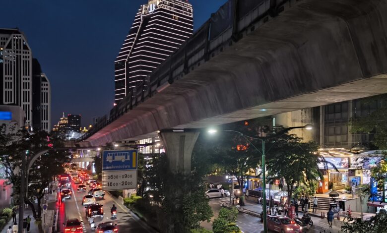 曼谷素坤逸路街景與捷運站