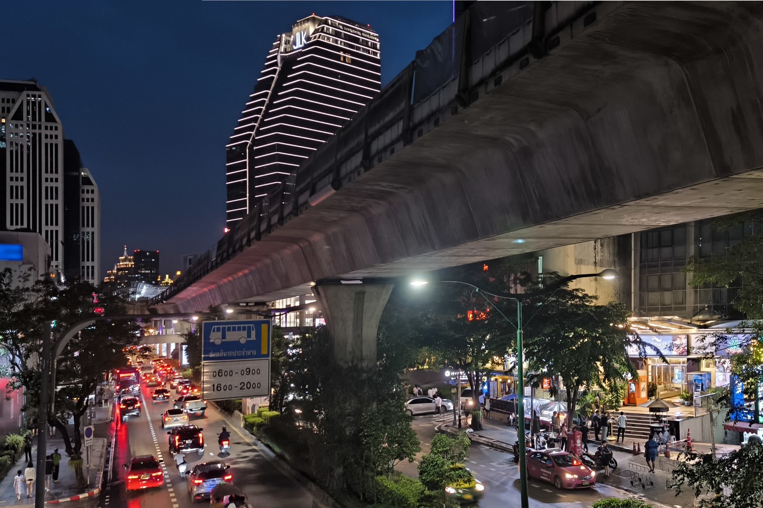 曼谷素坤逸路街景與捷運站