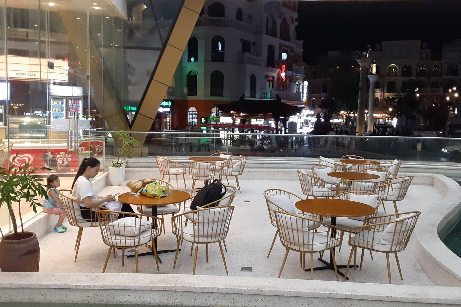 富國島大世界夜間的商店街與座位區