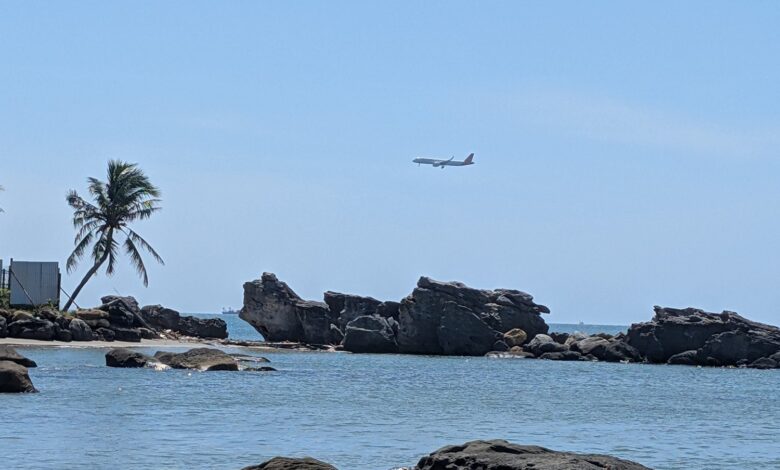 飛機飛越富國島海灘，示意直飛入境