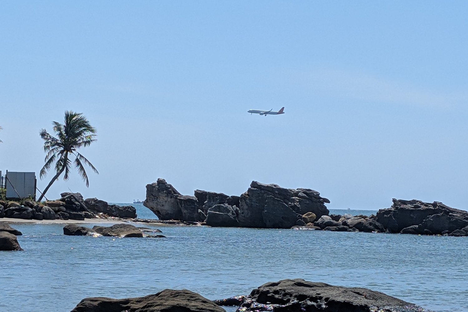 飛機飛越富國島海灘,示意直飛入境