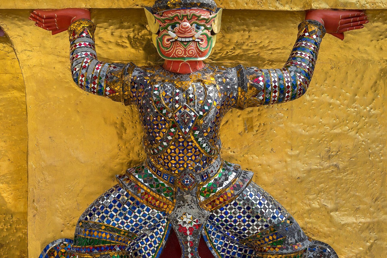 玉佛寺金塔下方的夜叉守護神像