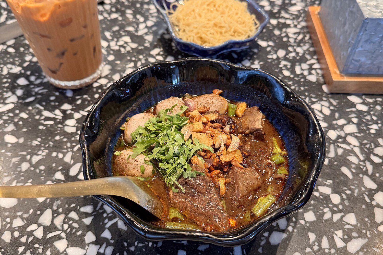 一碗加了豬血湯底的泰式船麵