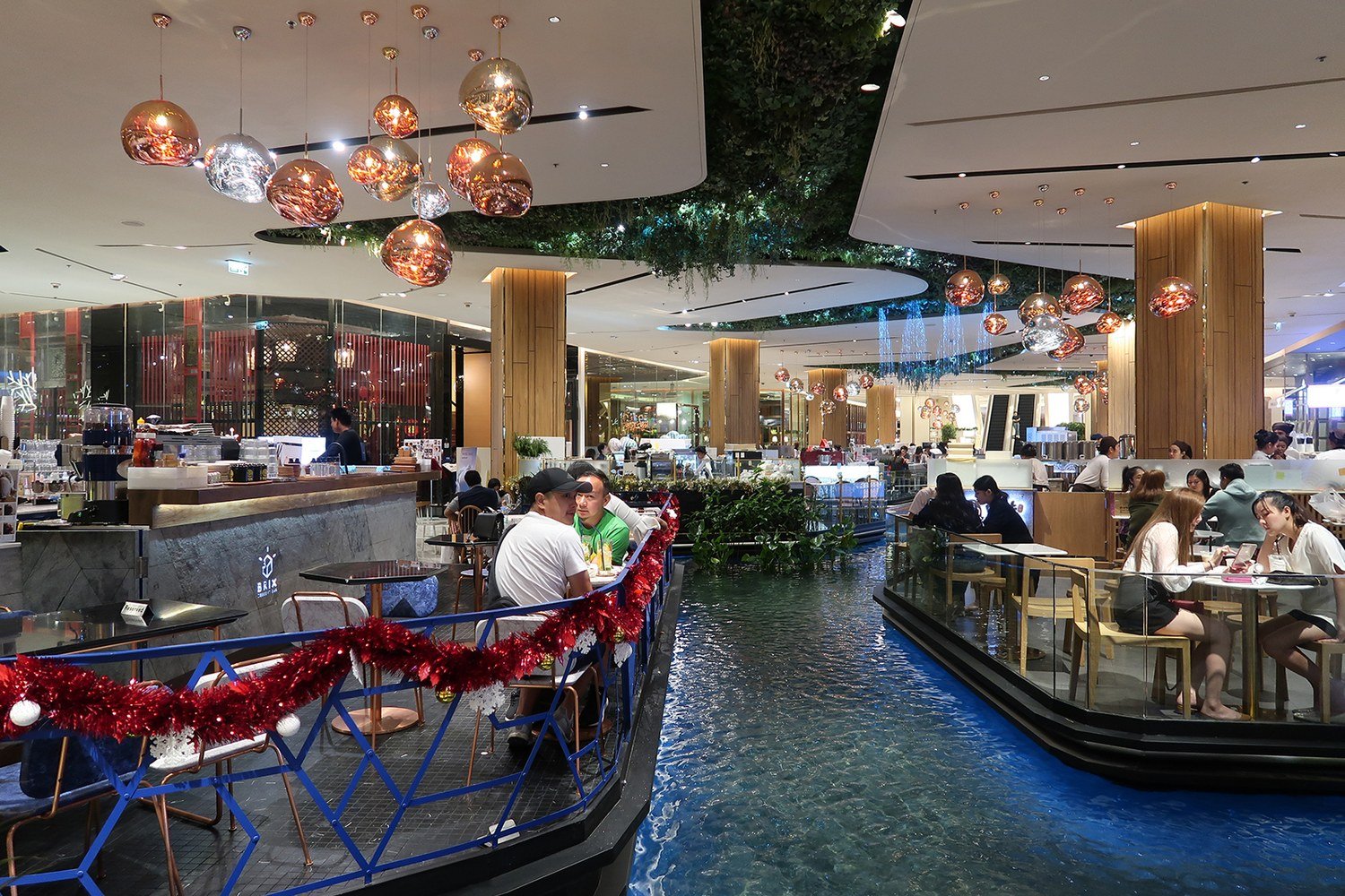 Siam Paragon 商場內以船隻造型佈置的美食區