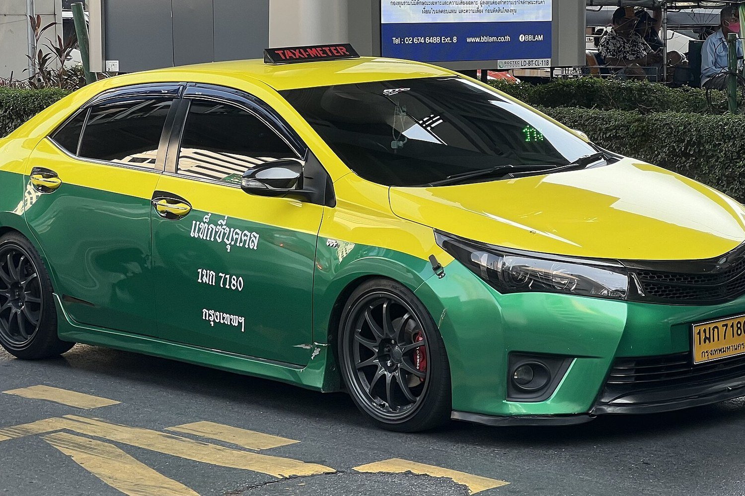曼谷街頭綠黃雙色的計程車