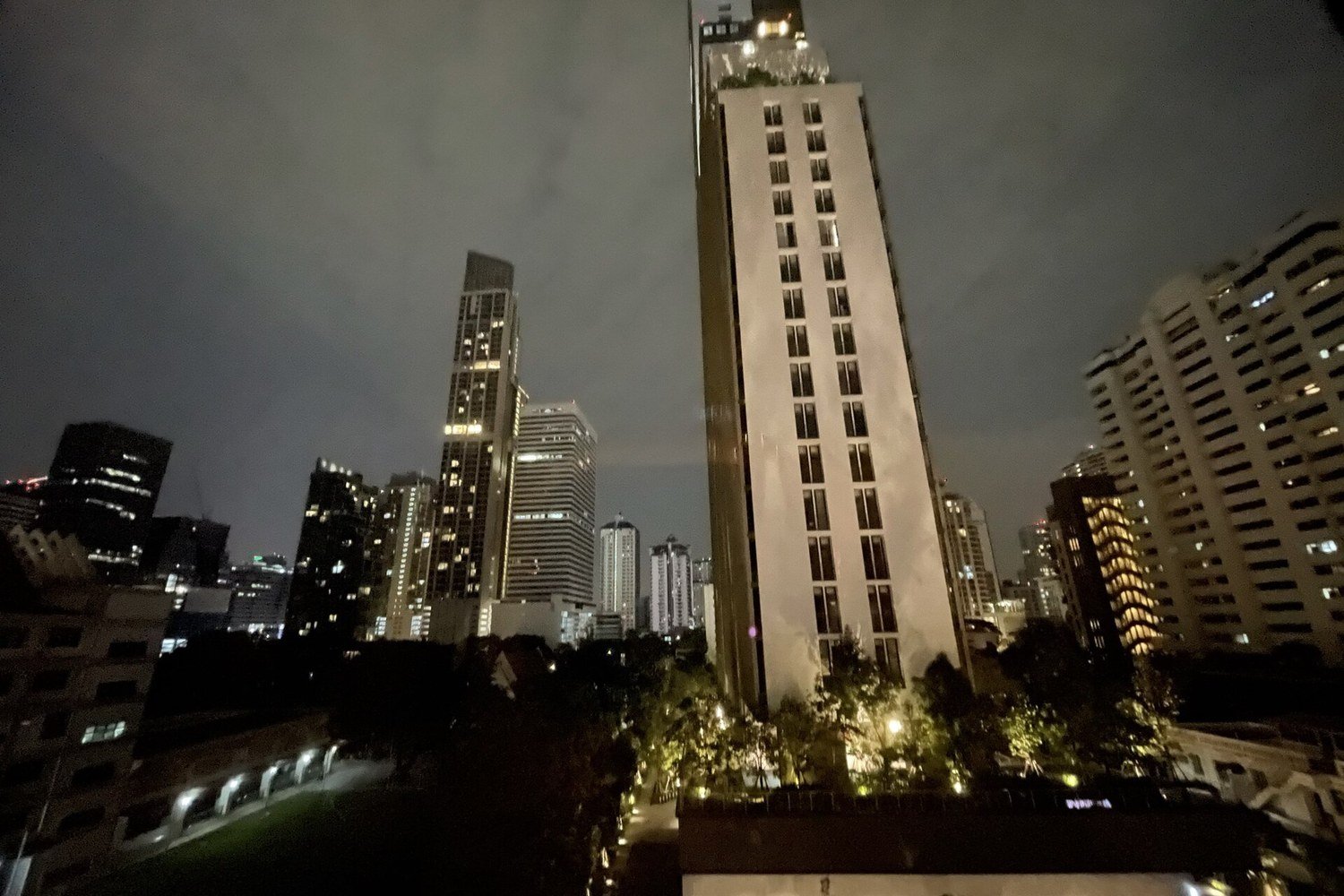 從高樓俯瞰曼谷素坤逸一帶的夜景
