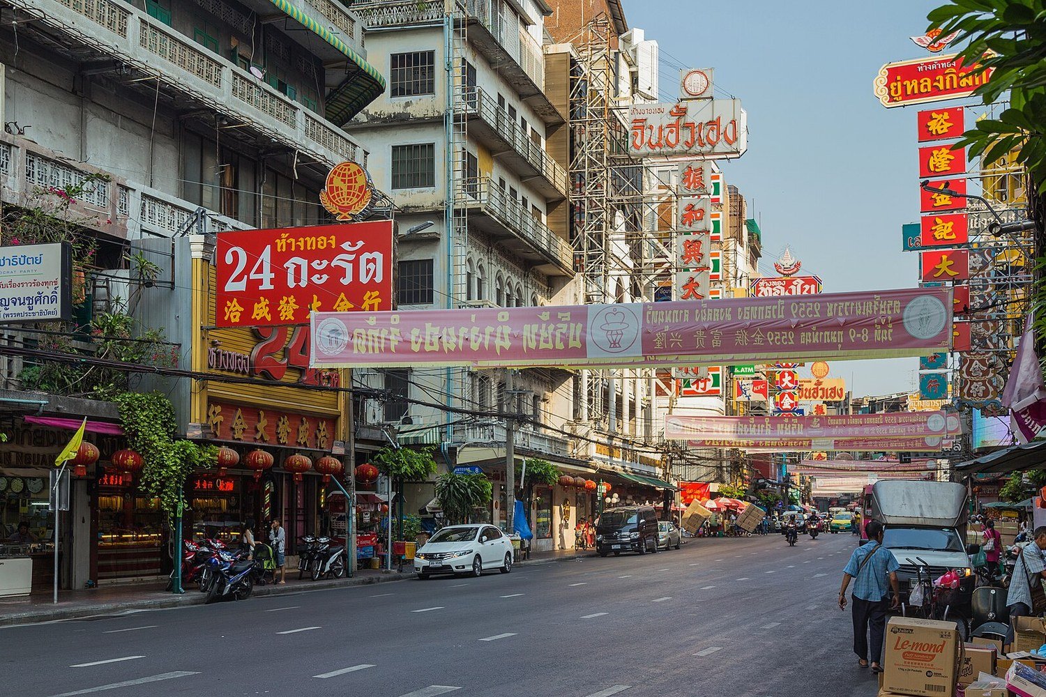 中國城耀華力路兩旁的中文招牌街景
