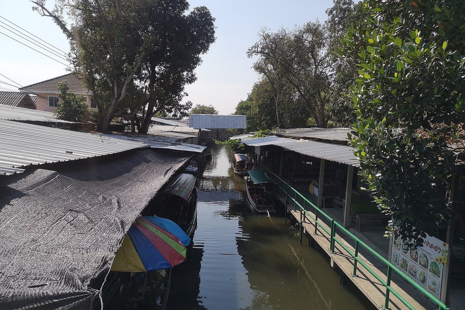 空叻瑪榮水上市場的運河與傳統木造船隻
