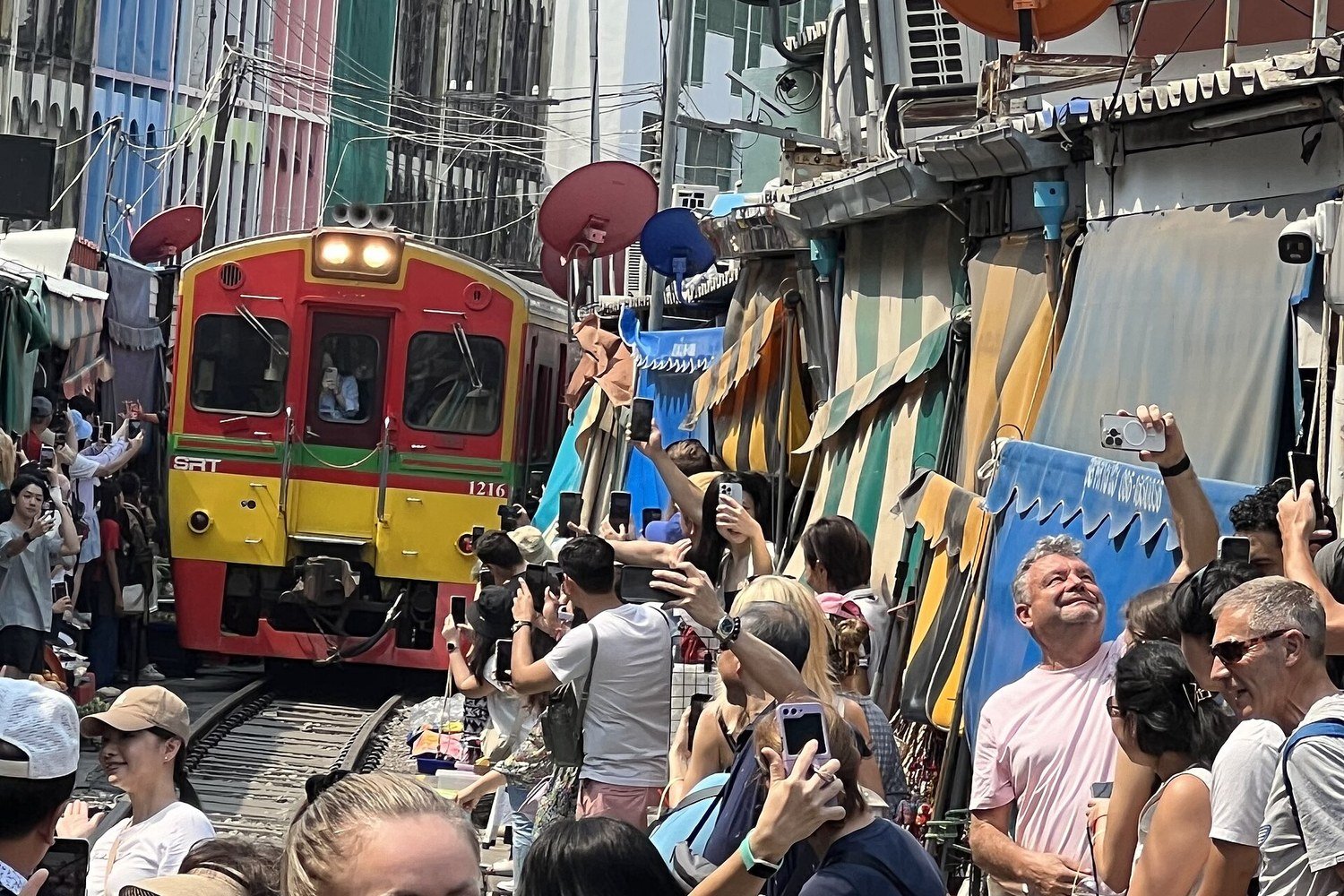 美功鐵路市場列車穿過攤位遮陽棚