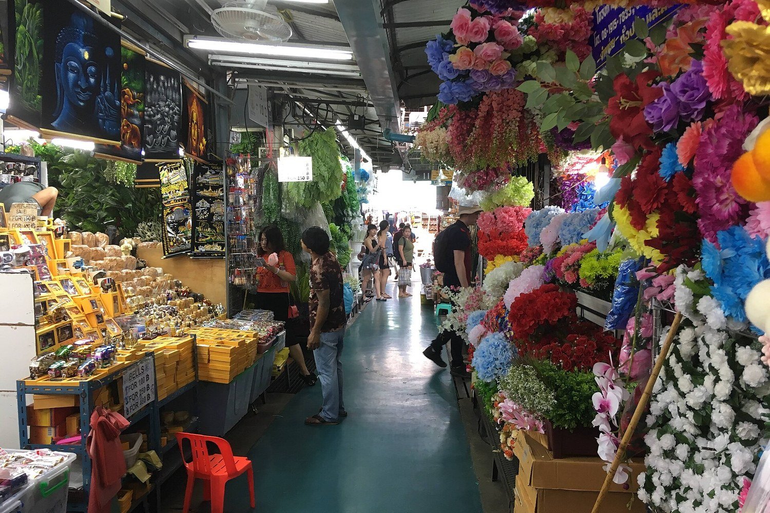 恰圖恰週末市集狹窄走道兩側的攤位