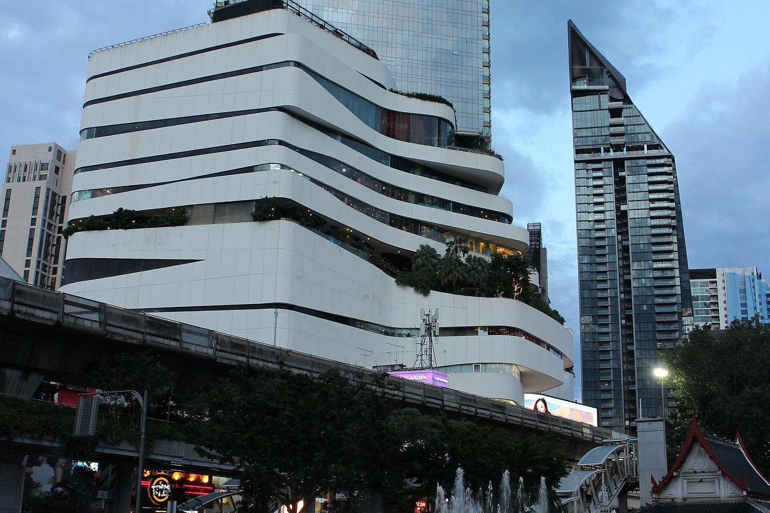 素坤逸 EmQuartier 商場的外觀