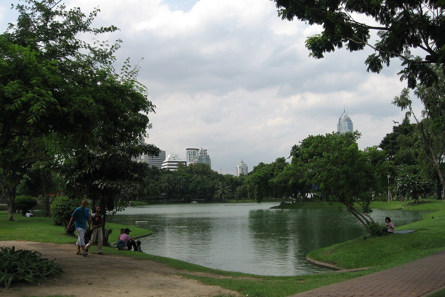 倫披尼公園的湖面與綠樹