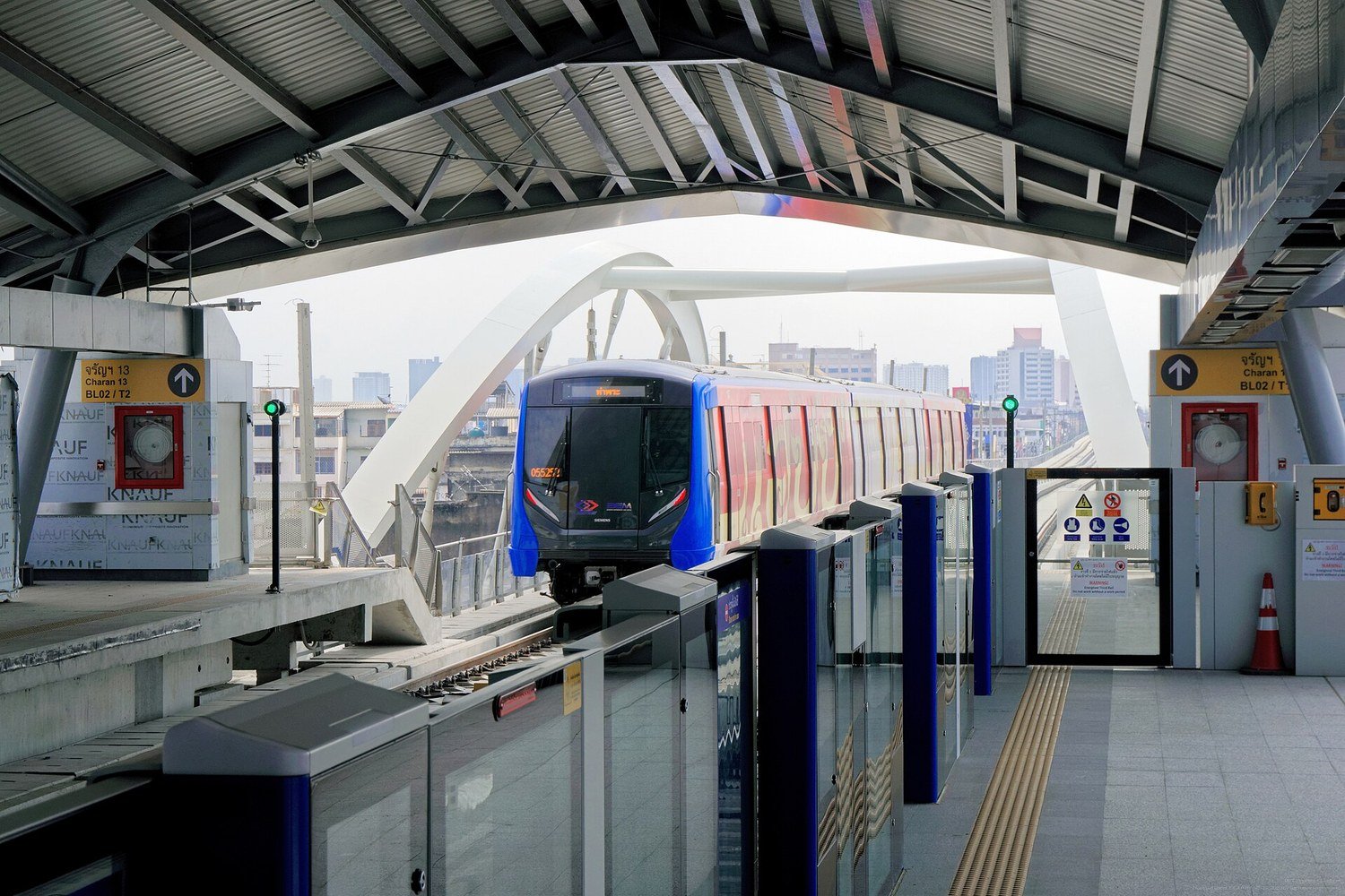 曼谷 MRT 地鐵月台與正要駛離的列車